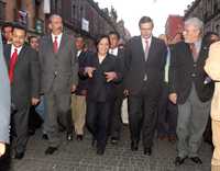 El secretario de Gobierno del Distrito Federal, José Ángel Ávila; la autoridad del Centro Histórico, Alejandra Moreno Toscano, y el jefe de Gobierno, Marcelo Ebrard, recorrieron ayer calles del perímetro A para constatar la salida de ambulantes