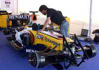 Los técnicos de Renault afinan los detalles para la exhibición de este fin de semana