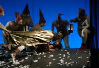 La escena culminante de Blanca Nieves y los siete enanos, en la versión de la compañía Teatro Mladinsko