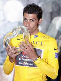 El ciclista español Óscar Pereiro, al recibir el maillot amarillo