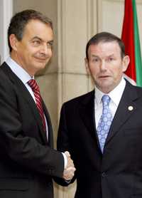 Rodríguez Zapatero (izquierda) y Juan José Ibarretxe, poco antes de la entrevista