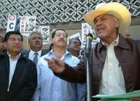 Los gobernadores de Puebla, Mario Marín, y de Nayarit, Ney González, acompañan al dirigente de la CNC durante una protesta en San Lázaro para exigir más recursos para el sector
