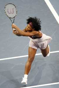 La estadunidense Serena Williams quedó fuera del torneo de Zurich tras lesionarse los aductores de la pierna derecha, luego de que caía ante la local Patty Schnyder 6-0 y 6-3