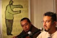 Joaquín Aguilar y Erick Barragán, director de la Red de Sobrevivientes de Víctimas de Abuso Sexual de Sacerdotes, en conferencia de prensa