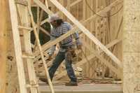 Un trabajador entre la armazón de una casa en Little Rock, Arkansas. La construcción de casas en Estados Unidos cayó 10.2 por ciento en septiembre, comparado con agosto, según cifras del Departamento de Comercio. Pero el FMI considera que por ahora la crisis inmobiliaria no contagiará a otros sectores económicos de ese país