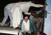 La ex primera ministra paquistaní, Benazir Bhutto, es rescatada del vehículo en que viajaba tras el estallido de dos bombas al paso de su convoy en la ciudad de Karachi, ataques de los que resultó ilesa pero que provocaron 124 muertos