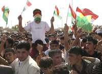 Miles de kurdos iraquíes protestaron ayer por la amenaza del gobierno turco de lanzar acciones militares contra el norte de Irak, con el argumento de que dicho territorio es utilizado por el Partido de los Trabajadores del Kurdistán para perpetrar ataques contra Turquía