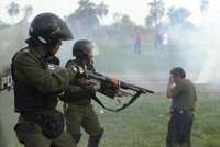 Policías bolivianos dispersan a opositores a la intervención militar del aeropuerto de Viru Viru de Santa Cruz de la Sierra