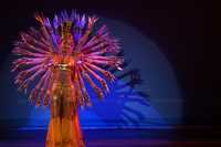 Integrantes del Ensamble de Canto y Danza de Jilin, en la Alhóndiga de Granaditas, durante la inauguración del encuentro artístico y cultural de Guanajuato. La agrupación de China, país invitado de honor del festival Cervantino, realiza una gira por varios lugares del país, que concluirá en noviembre