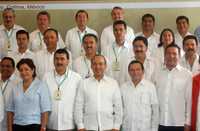 El presidente Felipe Calderón con asistentes al encuentro de la Conago, en Manzanillo, Colima. Los gobernadores criticaron el subejercicio de aportaciones de la Federación a programas conjuntos con los estados