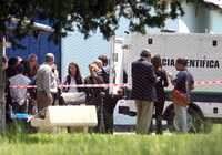 Los cuerpos de los tres policías ultimados por un comando en La Plata son llevados en ambulancia a las instalaciones del ministerio público