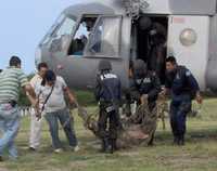 Personal de la Secretaría de Marina trasladan seis cuerpos que fueron encontrados en la comunidad de Aguachil, municipio San Francisco Ixhuatán, Oaxaca