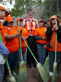 Marcelo Ebrard posa con algunos vecinos de la colonia Rancho Tejomulco que participaron en la jornada de limpieza, en la carretera Xochimilco-Tulyehualco