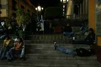 Algunos llegan a dormir, otros piden la agenda de actividades, pero los jóvenes disfrutan a su manera las calles de Guanajuato