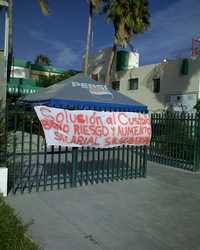 Custodios del Cereso de La Paz instalaron mantas en las rejas del penal para exigir atención a sus problemas