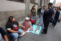 Un policía que pretendía detener a una mujer que vendía nueces sobre una acera de la calle Moneda fue enfrentado a gritos por un grupo de mujeres