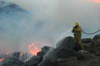 Bomberos de Tecate y Tijuana, Baja California, intentan sofocar los incendios que afectan el área este de la primera ciudad, avivados por las fuertes rachas de viento
