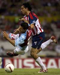 Reynoso, de Chivas, cometió falta a Yacuzzi, que derivó en su expulsión y en un gol en contra por la vía penal