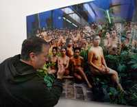 Spencer Tunick, ayer, junto a una de sus obras que captó en la Casa Azul