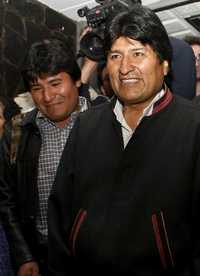 El presidente boliviano, quien viajó ayer a Italia en visita oficial, aparece con el actor Valerio Queso (izquierda), que lo interpreta en la película Evo Pueblo, en imagen captada el pasado martes en La Paz