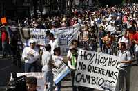 "No al placazo" y "Emilio, estás despedido", fueron algunas de las consignas que cientos de personas lanzaron durante la manifestación en Guadalajara, contra el remplacamiento que proyecta el gobierno del estado con apoyo del clero