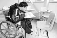 El Senado aprobó la iniciativa para la Convención Internacional sobre los Derechos de las Personas con Discapacidad con una reserva que limita las garantías de éstas, afirman ONG. En imagen de archivo, un aspirante resuelve el examen de ingreso a bachillerato