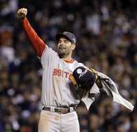 El boricua Mike Lowell, de los Medias Rojas, fue designado el jugador más valioso de la Serie Mundial