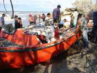 Una balsa mandarina o cacahuate que arribó ayer a las costas de Ciudad del Carmen completamente destrozada, fue levantada por personal de Pemex