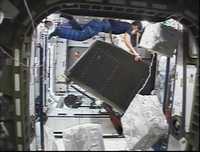 El comandante de la Estación Espacial Internacional, Peggy Whitson, trabaja dentro de una cabina del centro, en imagen de video 