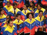 Jóvenes músicos de la Orquesta Sinfónica Simón Bolívar de Venezuela, con el director Gustavo Dudamel (tercero de izquierda a derecha), al término del concierto que ofrecieron anteanoche en Monterrey, después de despojarse del saco formal, negro, para lucir chamarras con los colores de la bandera de ese país y ofrecer sus encores