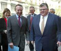 Guillermo Ortiz Martínez y Agustín Carstens Carstens, durante el encuentro en homenaje a Antonio Ortiz Mena, ayer en Palacio Nacional