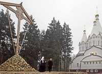 El presidente Putin y el patriarca de la Iglesia ortodoxa rusa, Alexiy II, visitan en Moscú un monumento a las víctimas de la represión