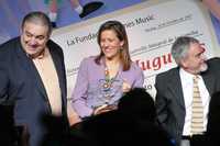 Alberto Cortés, Margarita Zavala y Alberto Kreimerman, titular de Hermes Music, durante la donación de 36 mil juguetes al DIF