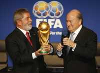 Los presidentes de Brasil, Luiz Inacio Lula da Silva, y de la FIFA, Joseph Blatter
