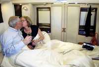 Los australianos Tony y Julie Elwood, en la cama doble de una de las 12 exclusivas suites del Airbus A380, en el primer vuelo comercial de la aeronave, realizado la semana pasada