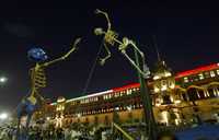 Luchas a muerte durante la inauguración del acto magno del Día de Muertos, en el Zócalo capitalino