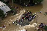 Los habitantes de Villahermosa quedaron atrapados por las peores inundaciones en 50 años, según declaró el gobernador Andrés Granier. En la madrugada del martes se desbordó el Grijalva y anegó el malecón