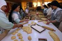 Desde las 4 de la mañana inicia la febril actividad de las religiosas para preparar el pan de muerto