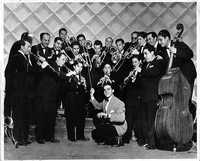 Juan García Esquivel al centro de su fabulosa Orquesta Sonorama. Abajo, la portada del álbum 