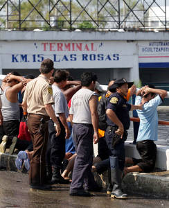 Cunden rapiña y escasez de agua y víveres