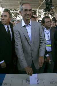 Álvaro Colom al momento de votar en la capital guatemalteca