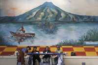 En completa calma se desarrolló ayer la segunda vuelta electoral en Guatemala. La imagen corresponde a una mesa de votación instalada en el poblado de Santiago Atitlán, en la zona oeste del país centroamericano