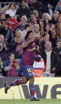 Ronaldinho celebra su anotación contra Betis