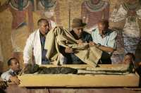 Zahi Hawass, de sombrero, jefe de los arqueólogos de Egipto, descubre la momia de Tutankamón al prepararla para su exhibición