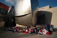 Los participantes, durante su visita al Museo Guggenheim