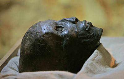 Tutankamón sale del sarcófago