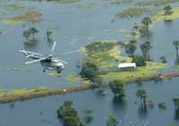 En Tabasco se incrementó el número de vuelos de helicópteros que trasladan ayuda a zonas incomunicadas a causa del desbordamiento de ríos