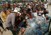 Habitantes de la ranchería Isla Guadalupe del municipio de Nacajuca reciben víveres