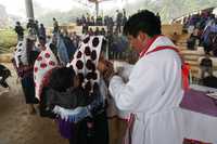 Momento de comulgar durante la misa del jueves pasado por los muertos de Acteal