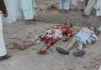 Imagen tomada de la televisión afgana que muestra a dos niños heridos gravemente por la explosión del atacante suicida